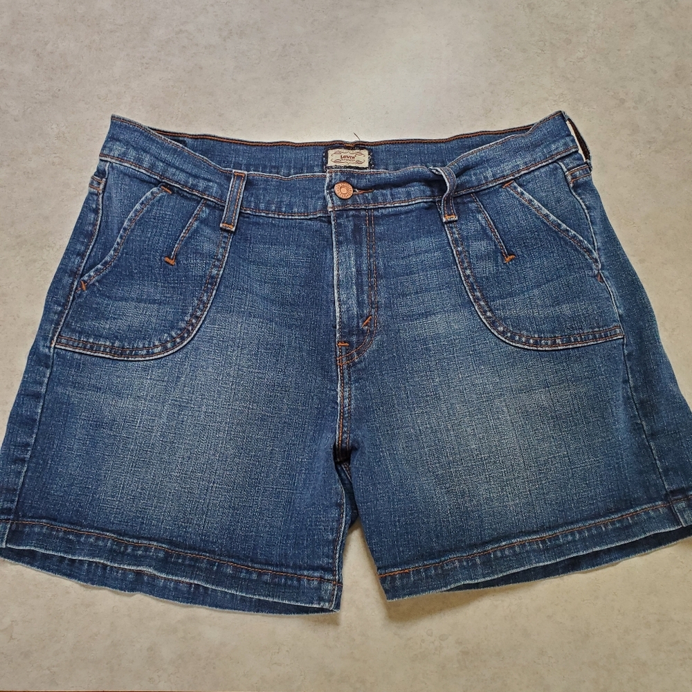 Woman's Levis 515 Jean Shorts